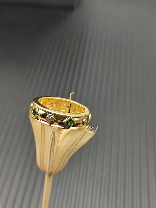 Anillo con banda verde de oro y piedras de corte esmeralda 3