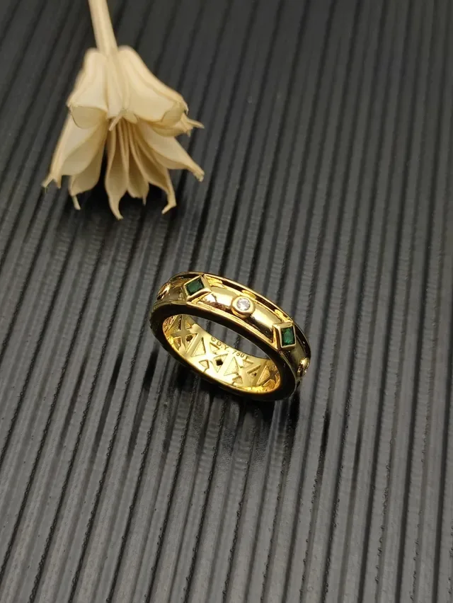 Anillo con banda verde de oro y piedras de corte esmeralda 4