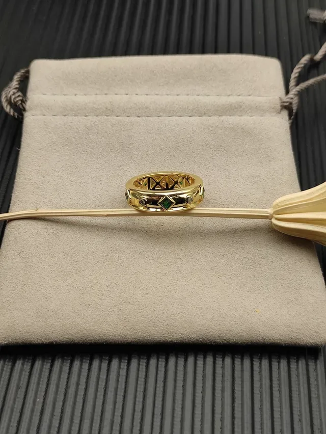 Anillo con banda verde de oro y piedras de corte esmeralda 5