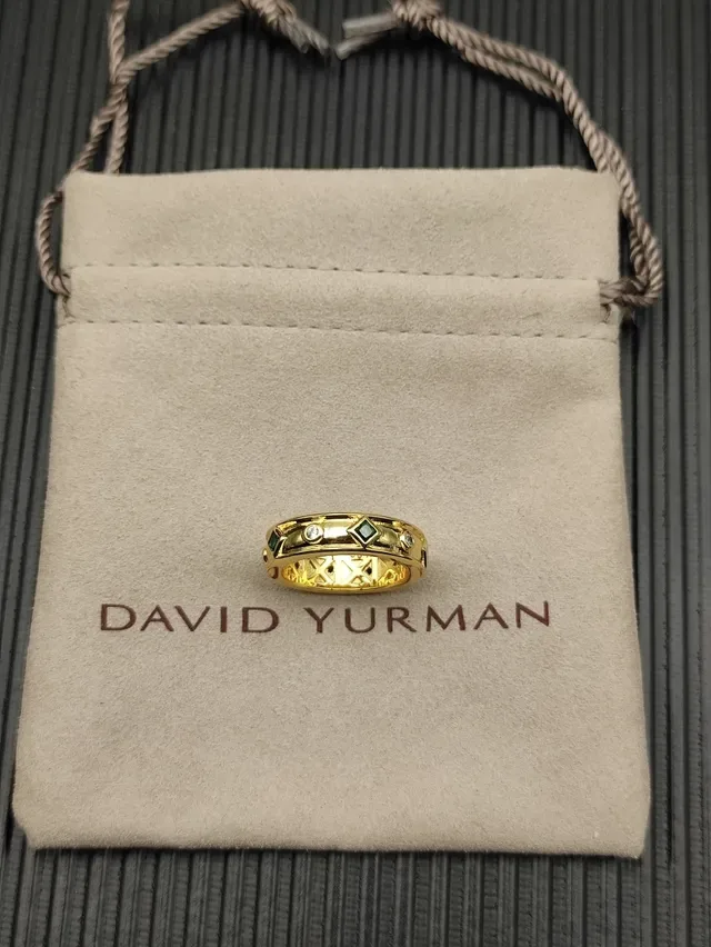 Anillo con banda verde de oro y piedras de corte esmeralda 6
