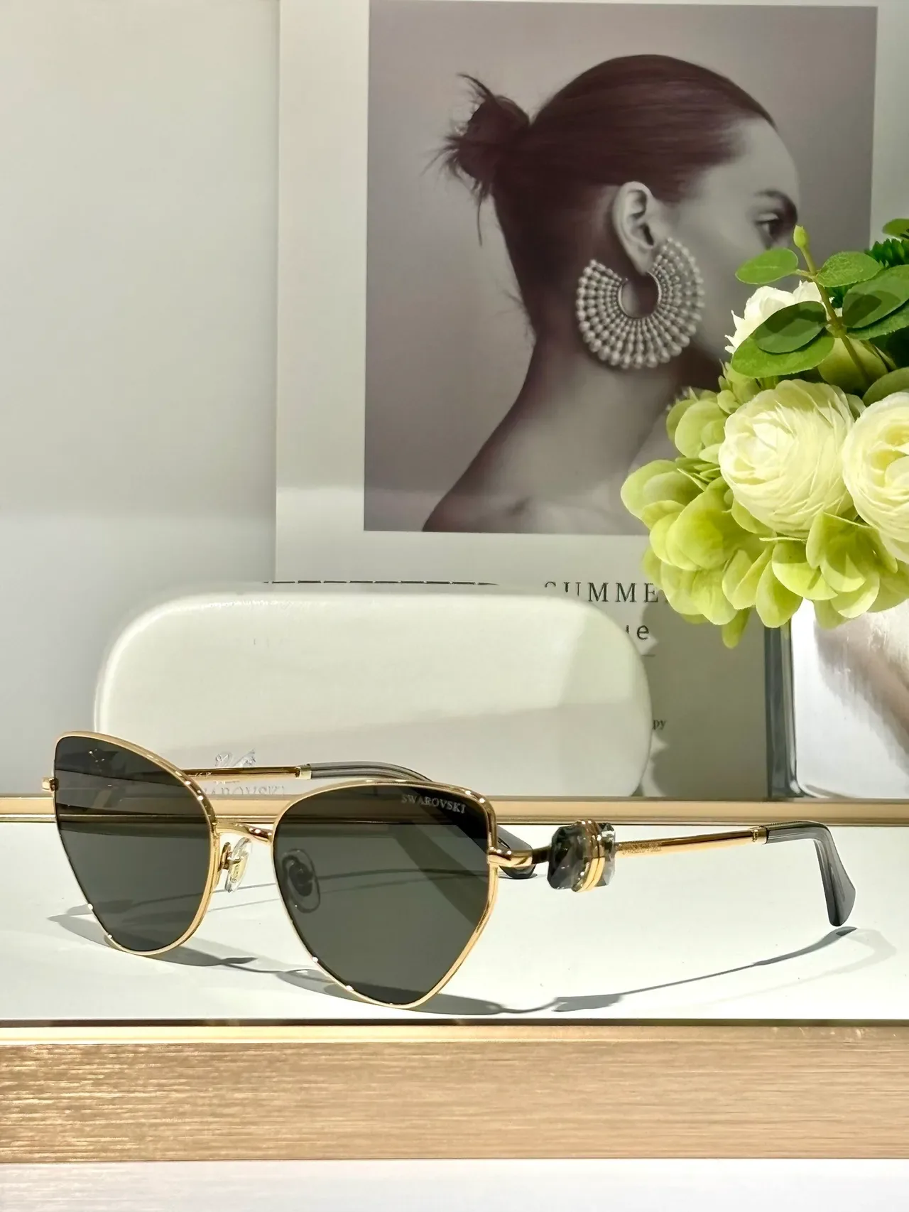 Lunettes de soleil doré vert géométrique forme œil de chat silhouette cadre métallique 6
