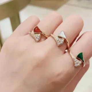 सोने की रंगीन पंखुड़ी आकार के नमूना Pavé-Set पत्थरों की अंगूठी