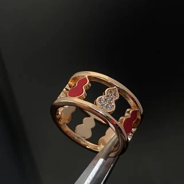 Anillo de oro rojo de banda doble con acentuación de esmalte 2