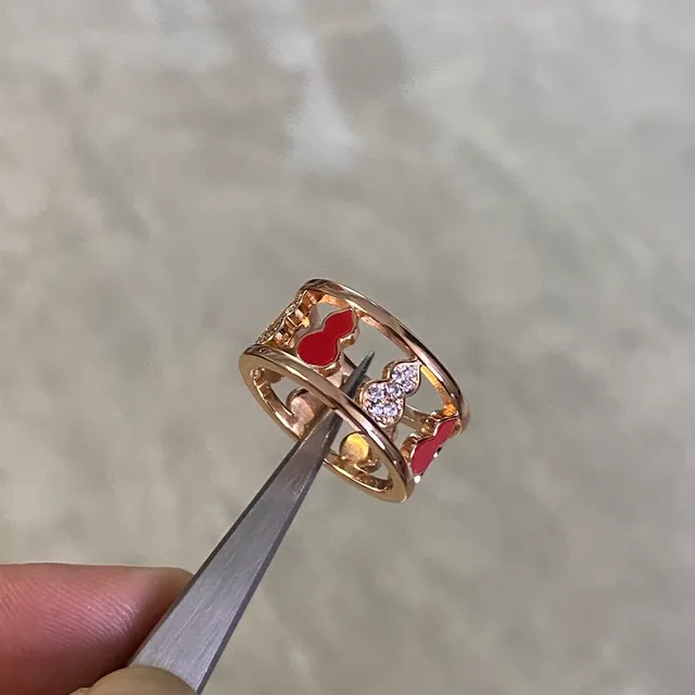 Anillo de oro rojo de banda doble con acentuación de esmalte 4