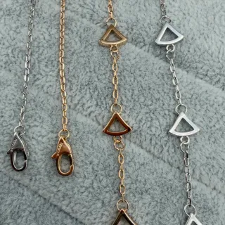 Collar con colgante en forma de abanico de oro y plata con piedras pavé-set