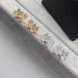 Brincos de ouro e prata com motivo floral, pavé de cristais