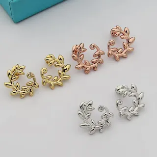 Brincos de estilo argola com motivo de folha em ouro e prata