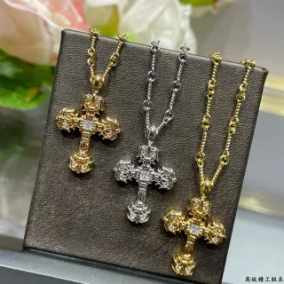 Collier pendentif croix ornate en or et argent avec filigrane