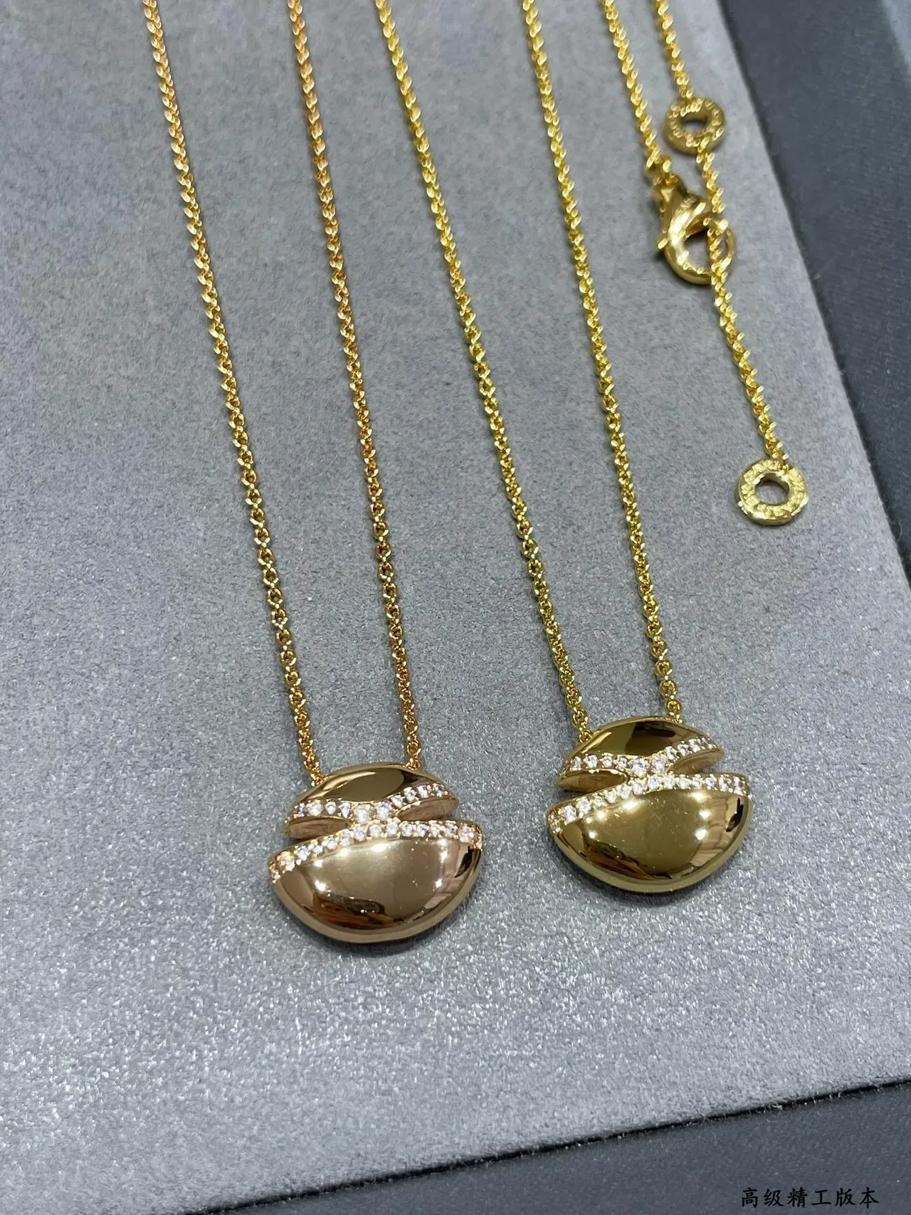 Collier Chaîne de Corde Retorcée Or et Argent Pendentif en Forme de Fève Diamants Pavé 2