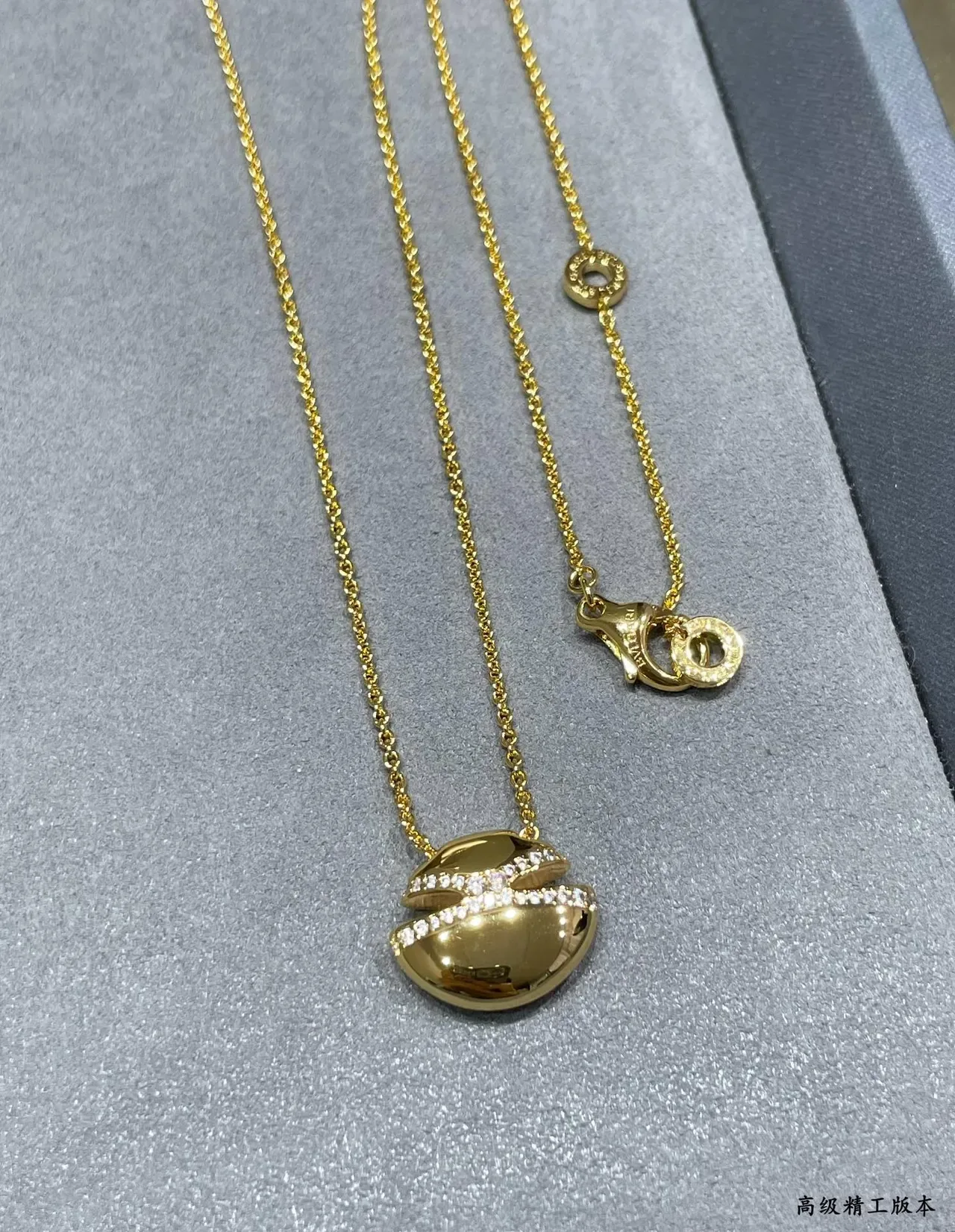 Collier Chaîne de Corde Retorcée Or et Argent Pendentif en Forme de Fève Diamants Pavé 4