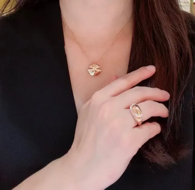 Collier Chaîne de Corde Retorcée Or et Argent Pendentif en Forme de Fève Diamants Pavé 7