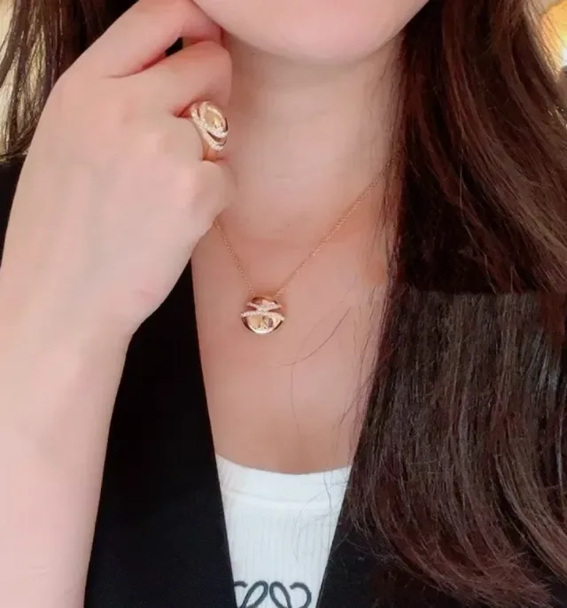 Collier Chaîne de Corde Retorcée Or et Argent Pendentif en Forme de Fève Diamants Pavé 8