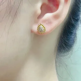 Aretes con borde perlado, cluster de piedras y forma de lágrima en tono dorado