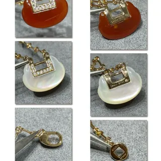 Colares com pingente de tom dourado, carnelian e mãe de pérola