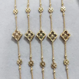Colliers avec pendentif filigrane floral doré à quatre feuilles