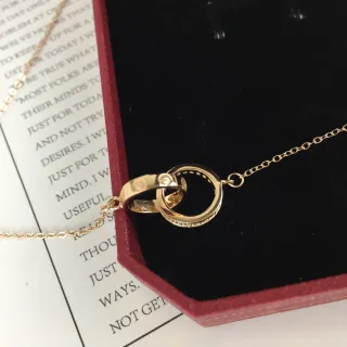 Collar de Colgante de Doble Anillo Interconectado en Oro