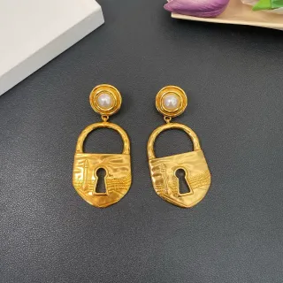 Brincos com pingente de perla e fechadura em tom dourado