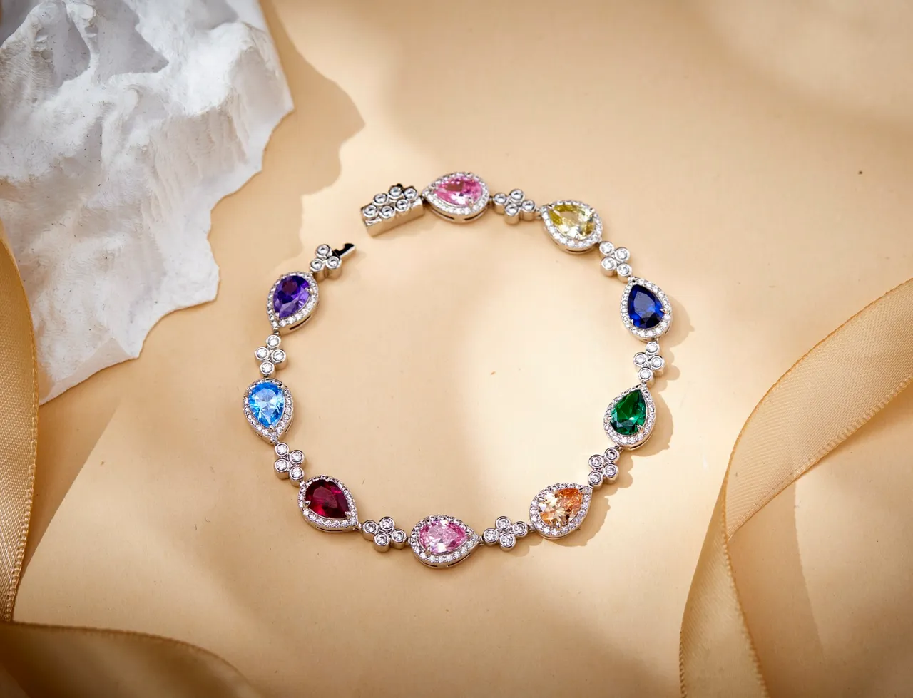 Bracelete Halo em Tom Dourado com Gemas Multicolores em Forma de Pera e Diamantes Pavé 6
