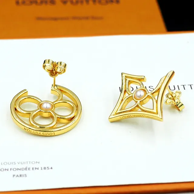 Clous d'oreilles dorés ajourés à perles au centre et design géométrique 3