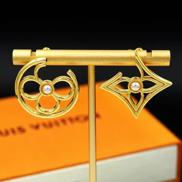 Clous d'oreilles dorés ajourés à perles au centre et design géométrique 4