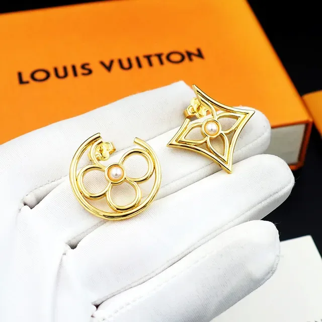 Clous d'oreilles dorés ajourés à perles au centre et design géométrique 6