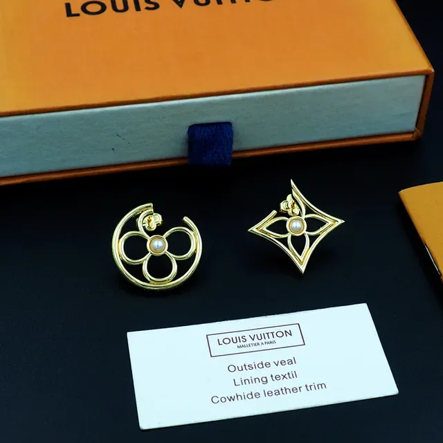 Clous d'oreilles dorés ajourés à perles au centre et design géométrique 7