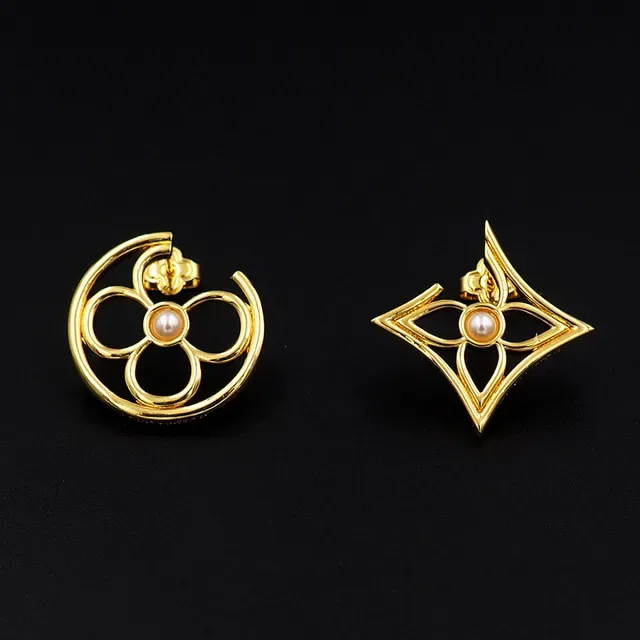 Clous d'oreilles dorés ajourés à perles au centre et design géométrique 8