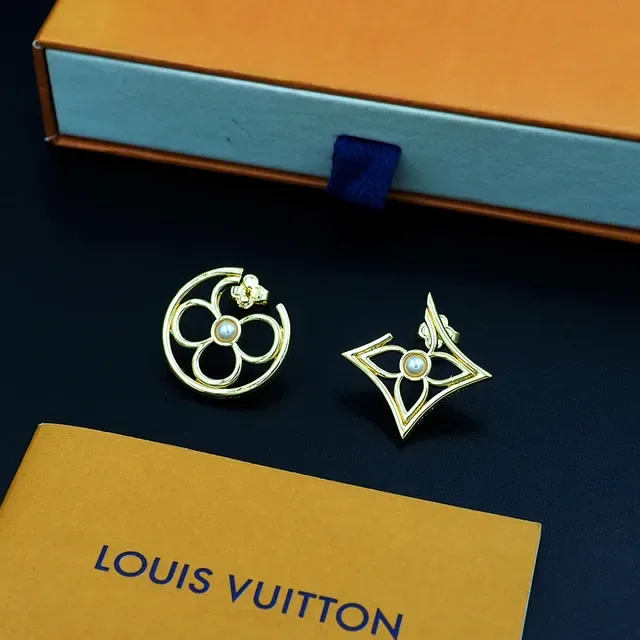 Clous d'oreilles dorés ajourés à perles au centre et design géométrique 9
