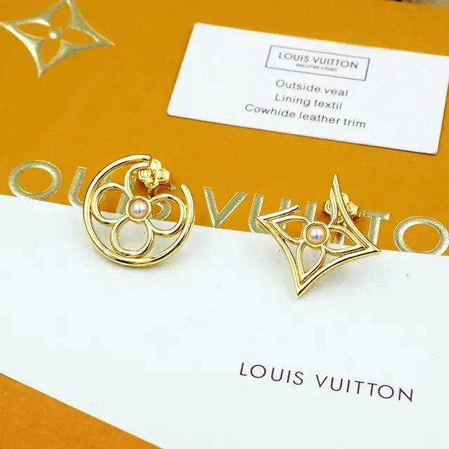 Clous d'oreilles dorés ajourés à perles au centre et design géométrique 11