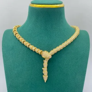 Colar de serpente dourado pavê