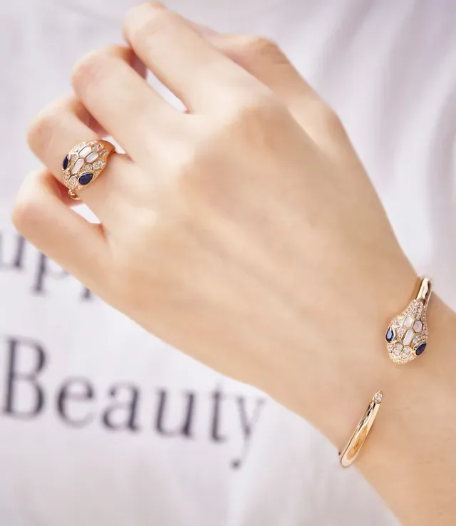 Anillo de cabeza de serpiente en tono dorado con diamantes pavé y gemas 2