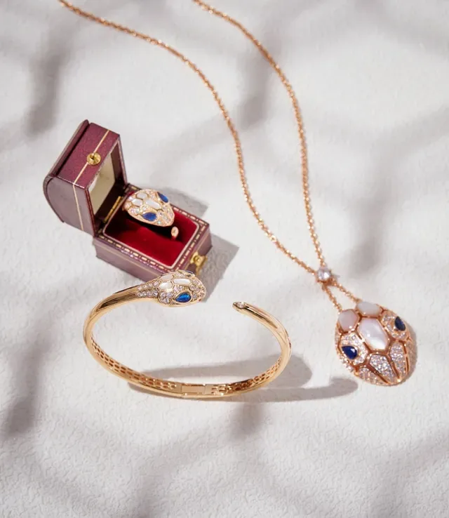 Anillo de cabeza de serpiente en tono dorado con diamantes pavé y gemas 3