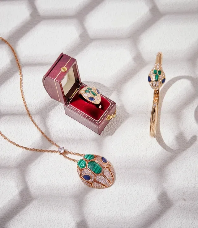 Anillo de cabeza de serpiente en tono dorado con diamantes pavé y gemas 4