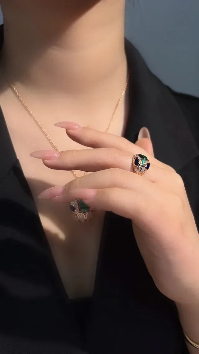 Anillo de cabeza de serpiente en tono dorado con diamantes pavé y gemas 5