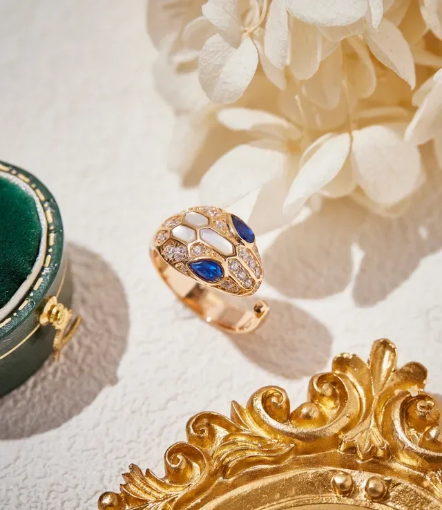 Anillo de cabeza de serpiente en tono dorado con diamantes pavé y gemas 6
