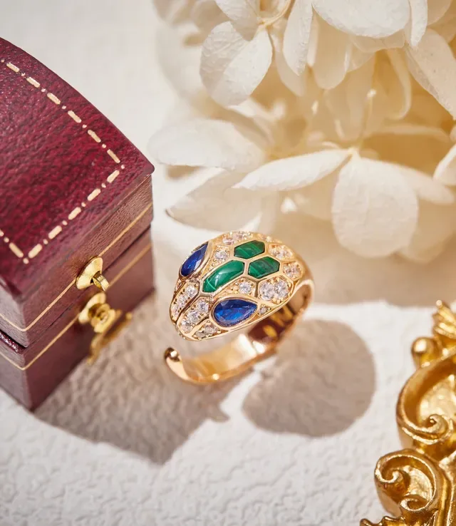 Anillo de cabeza de serpiente en tono dorado con diamantes pavé y gemas 7