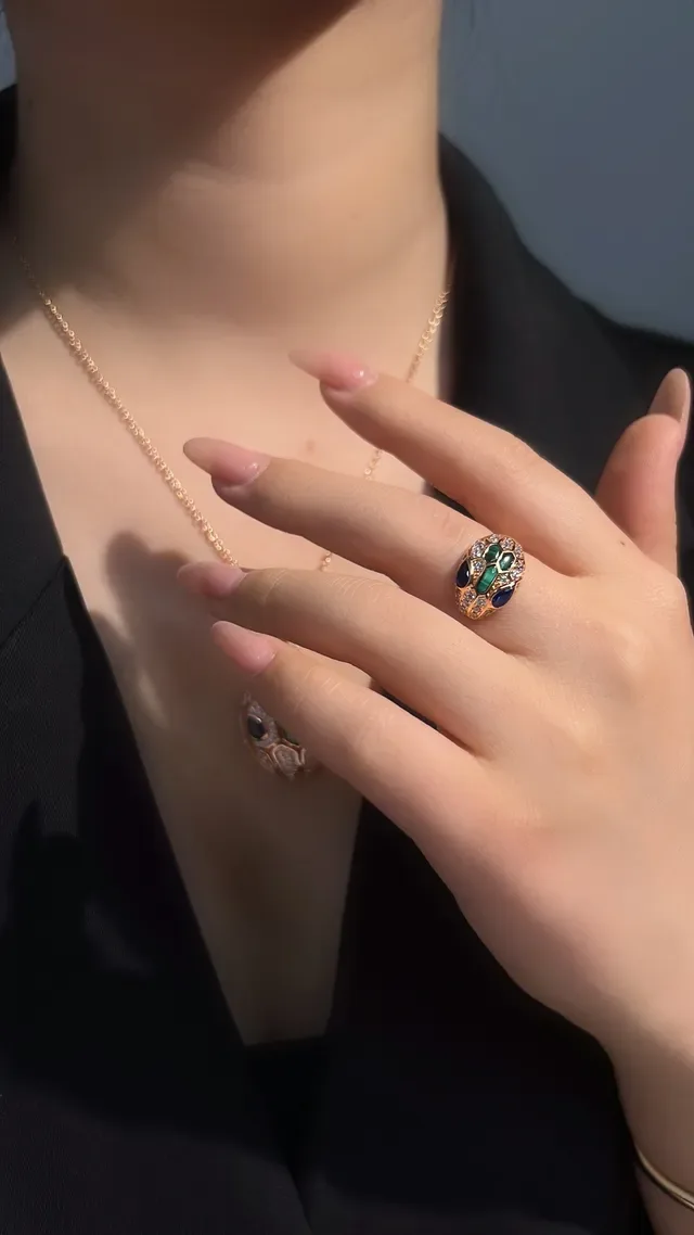 Anillo de cabeza de serpiente en tono dorado con diamantes pavé y gemas 8