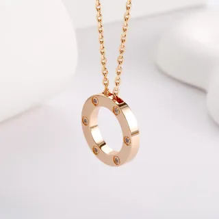 Collier doré pendentif circulaire transparent à anneau ouvert avec six pierres claires engastées en bezel