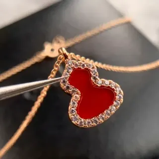 Collier avec pendentif en forme de gourde émaillé en rouge et pierres pavé