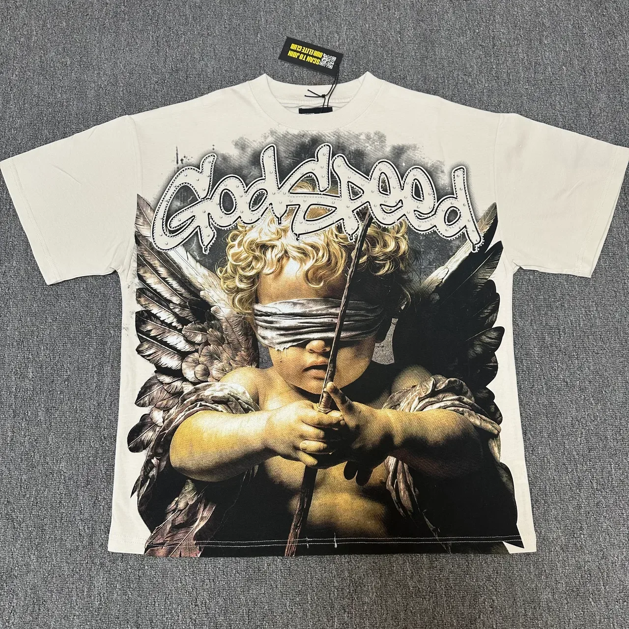 Camiseta com estampa gráfica de querubim de olhos vendados 'Godspeed' 2