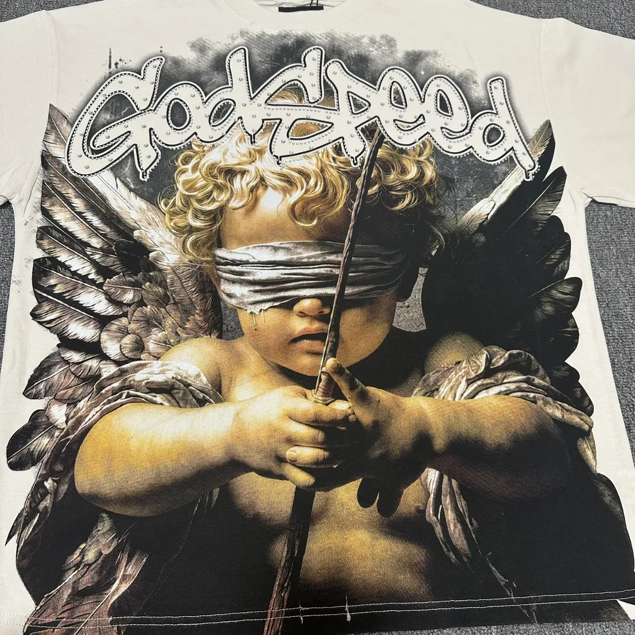 Camiseta com estampa gráfica de querubim de olhos vendados 'Godspeed' 3