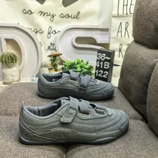 Zapatillas grises sin cordones con correas hook-and-loop dobles