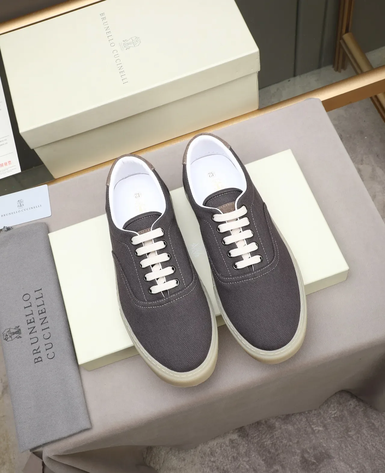 Chaussures grises blanches low-top avec dessus en toile texturé velours côtelé 2