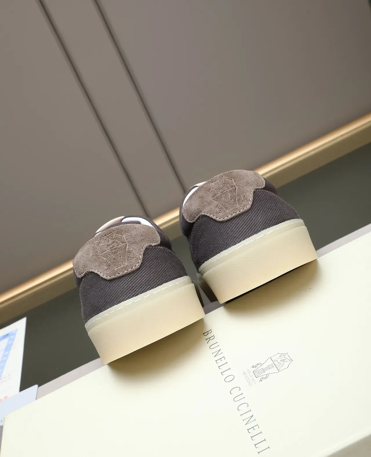 Chaussures grises blanches low-top avec dessus en toile texturé velours côtelé 3