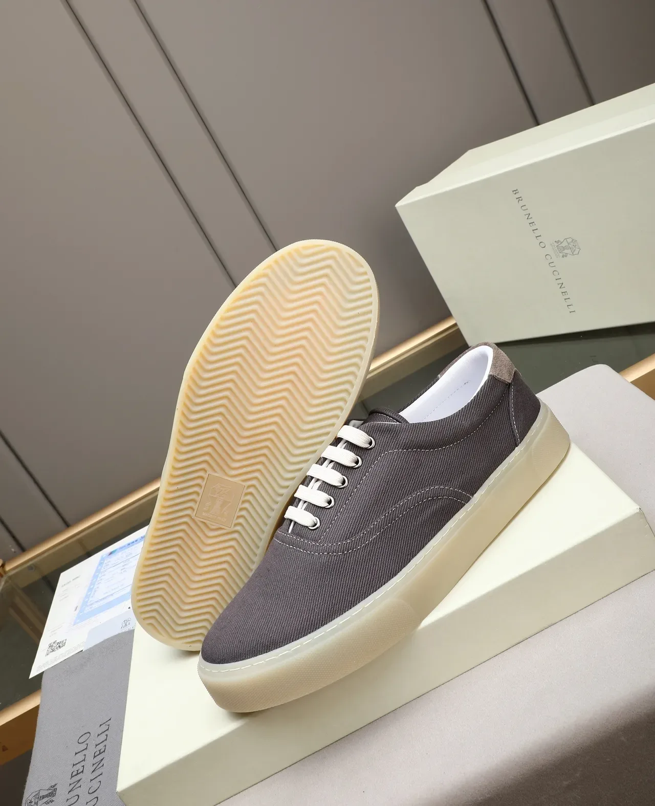 Chaussures grises blanches low-top avec dessus en toile texturé velours côtelé 4