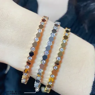 سوارات صلبة برابط سداسي Pavé-Set من الحجارة