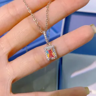 Collier pendentif rectangulaire iridescent halo