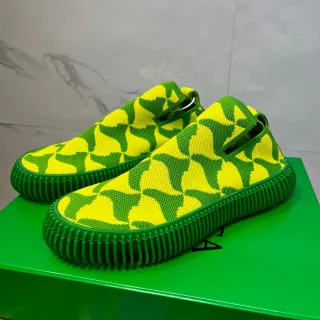 Zapatillas lifestyle slip-on con color amarillo lima y verde y diseño geométrico de punto