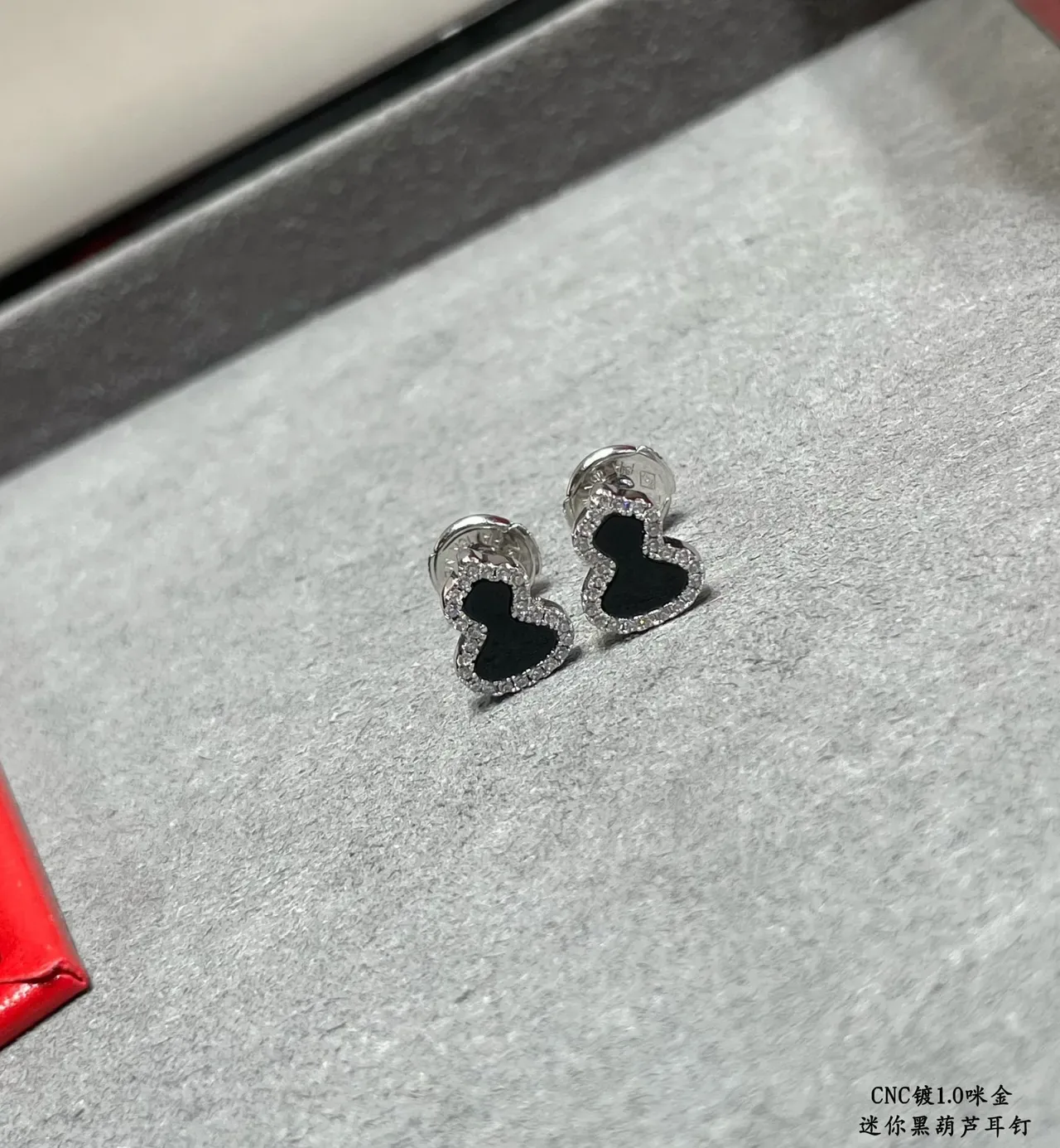 Mini Heart-Shaped Pavé Black Inlay Stud Earrings 4