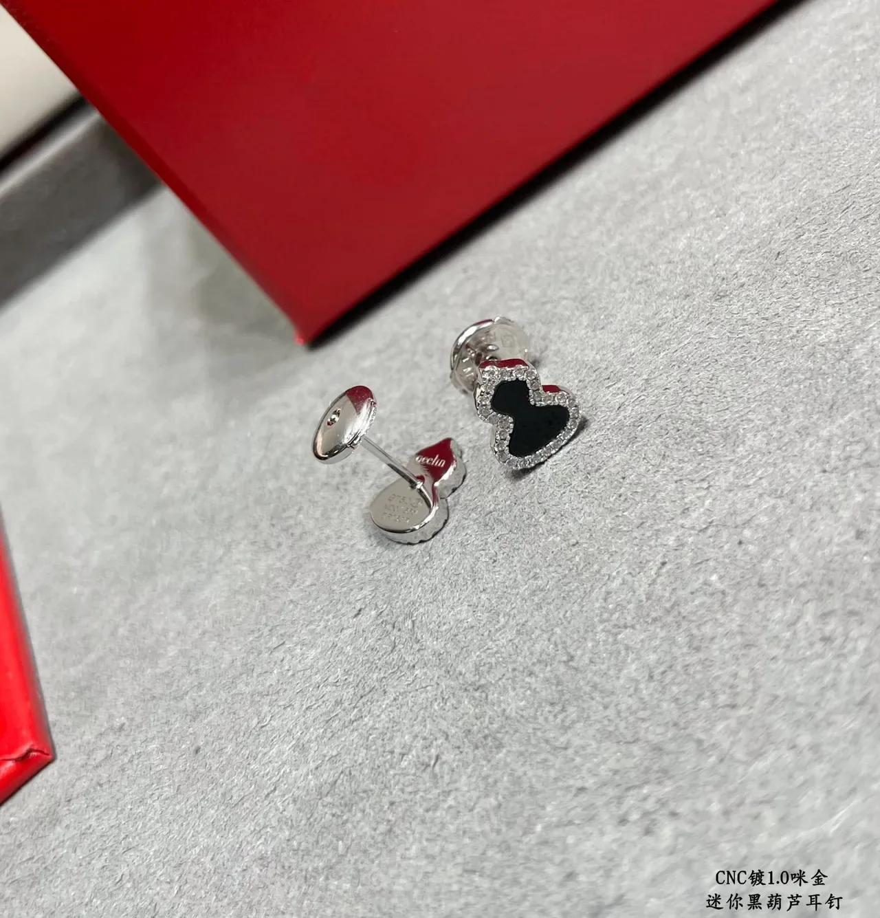 Mini Heart-Shaped Pavé Black Inlay Stud Earrings 6